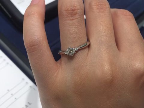 【4℃ BRIDAL(ヨンドシーブライダル)の口コミ】 ダイヤが大きく見えます。指輪の周りだけ少しプラチナが細くなっているこ…