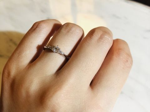 【アイプリモ(I-PRIMO)の口コミ】 サイドのメレダイヤを留める爪がオリオン座の形になっていたり、ダイヤ一…