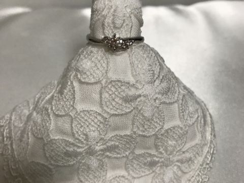 【銀座ダイヤモンドシライシの口コミ】 花の名前が付けられたのに惹かれました。
デザインもメインのストーンのサ…