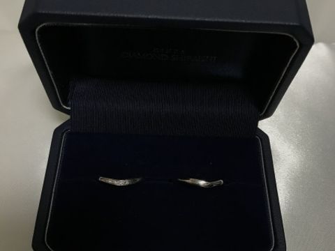 【銀座ダイヤモンドシライシの口コミ】 婚約指輪と一緒に着けられるように、デザインはウェーブにしました。
セッ…