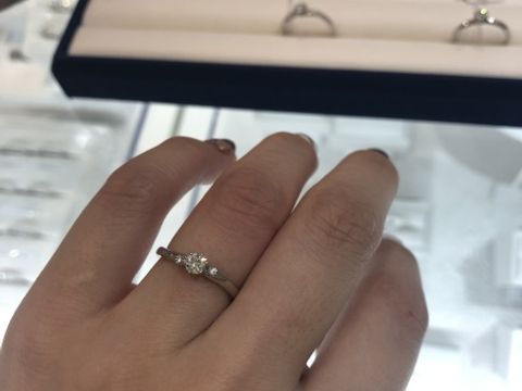 【ヴァンドーム青山(VENDOME AOYAMA)の口コミ】 センターダイヤモンドの両サイドに一石ずつメレダイヤモンドが付いていて…