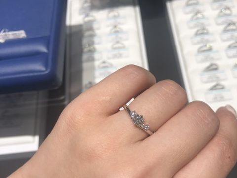 【銀座ダイヤモンドシライシの口コミ】 指輪一つ一つに名前がついていて、この指輪のエンジェルラダーという名前…
