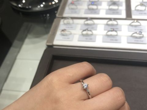 【アイプリモ(I-PRIMO)の口コミ】 サジッタはストレートリングなのですが、サイドのメレダイヤモンドが斜め…