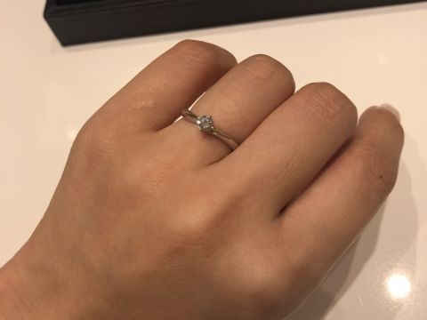 【4℃ BRIDAL(ヨンドシーブライダル)の口コミ】 王道の一石タイプで、まさに「ザ・婚約指輪」という感じがありつつも、ウ…