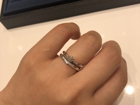 【4℃ BRIDAL(ヨンドシーブライダル)の口コミ】 重ね付けできるように作られているだけあって、婚約指輪と結婚指輪が隙間…