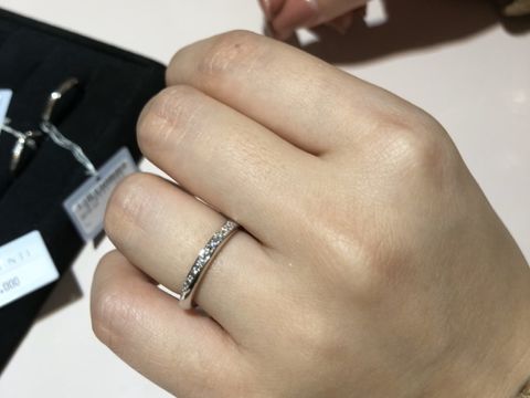 【TRECENTI(トレセンテ)の口コミ】 王道のストレートリングに、小さなメレダイヤモンドが斜めに入っていて、…