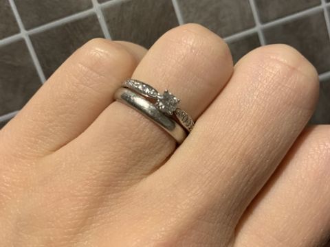 【ティファニー(Tiffany & Co.)の口コミ】 シンプルに一粒ダイヤのティファニーセッティングも悩みましたが、周りに…