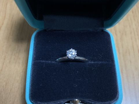 【ティファニー(Tiffany & Co.)の口コミ】 婚約指輪は、シンプルなものでと思っていたので見た瞬間からとても気に入…