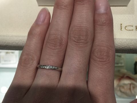 【モニッケンダム(MONNICKENDAM)の口コミ】 緩やかなS字で、自分の指にとてもフィットしました。太さ、ダイヤの入り方…