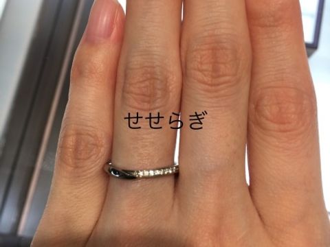 【俄(にわか)の口コミ】 半分にダイヤが入っており、少し珍しいデザインかと思います。外側はダイ…