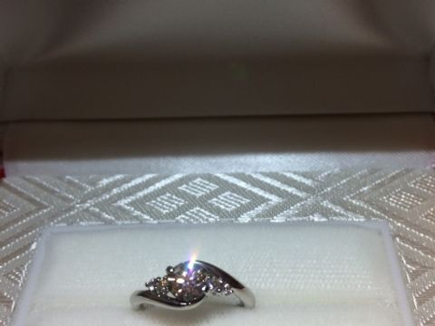 【カオキ　ダイヤモンド専門卸直営店の口コミ】 最初はどんな指輪が欲しいのか考えが全くまとまりませんでした。
ハイブラ…