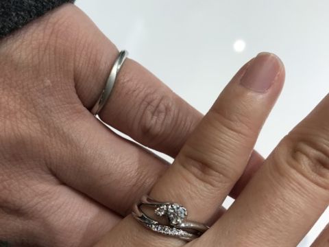 【4℃ BRIDAL(ヨンドシーブライダル)の口コミ】 バラの花のような形の足でダイヤを支えていてとても可愛らしいです。ダイ…