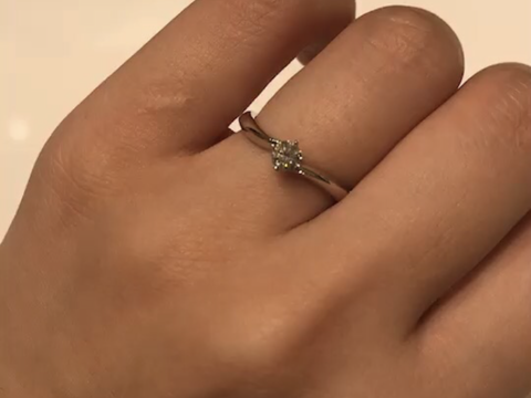 【4℃ BRIDAL(ヨンドシーブライダル)の口コミ】 他のブランドでVラインのもの、ストレートラインのものも見たりしましたが…