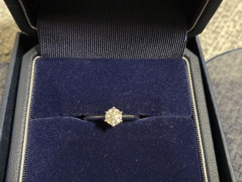 【銀座ダイヤモンドシライシの口コミ】 シンプルなデザインで、光をたくさん取り込む形状をしていてダイヤモンド…