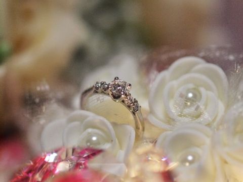 【ラザール ダイヤモンド(LAZARE DIAMOND)の口コミ】 このデザインは自分が真正面から眺めるだけでなくふとした瞬間に周囲から…