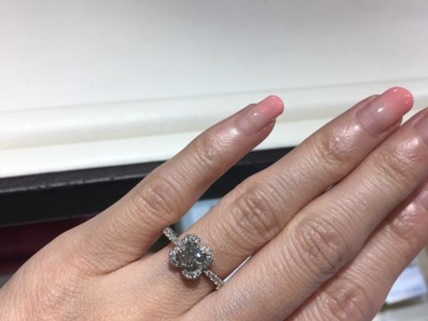 【モニッケンダム(MONNICKENDAM)の口コミ】 華やかでゴージャスなデザインです。カッターズブランドらしく、センター…