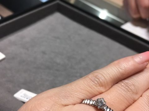 【Mellerio dits Mellerの口コミ】 地金のおうとつで魅せるリングデザインが素敵でした。メレダイヤなど使っ…