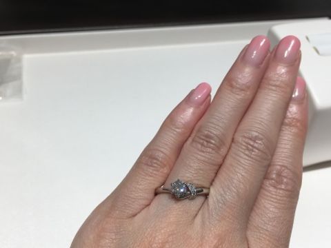 【俄(にわか)の口コミ】 茜というデザイン名のリングでした。なかなか見かけないデザインで、セン…