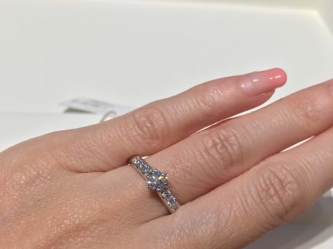 【MIKIMOTO(ミキモト)の口コミ】 センターダイヤモンドの横に何石か横についたデザインです。華やかですが…