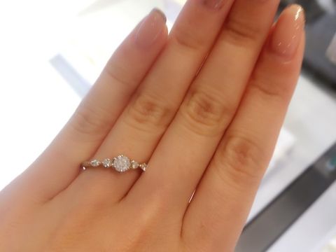 【BRIDGE ANTWERP BRILLIANT GALLERY(ブリッジ・アントワープ・ブリリアント・ギャラリー)の口コミ】 最初は違うのを見せてもらうために来店したのですが、店員さんがお客様の…