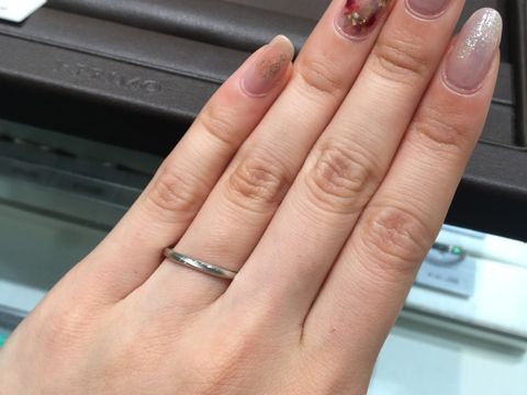 【アイプリモ(I-PRIMO)の口コミ】 二人共細身のデザインがいいとお話したところ、他では殆ど無い1.5ミリ幅の…