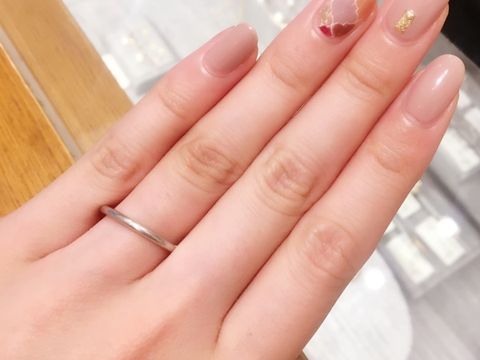 【AHKAH(アーカー)の口コミ】 細い華奢なデザインでシンプルだけど、でも何か一捻りあるデザインを希望…