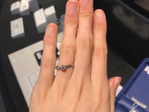 【銀座ダイヤモンドシライシの口コミ】 ダイヤモンドを目立たせたい、プラチナの指輪部分にも少し華やかさがほし…
