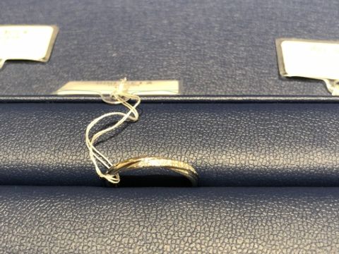 【銀座ダイヤモンドシライシの口コミ】 着け心地が良く、肌馴染みもいいと思います。見た目もダイヤとウェーブラ…