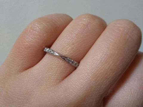 【BIJOUPIKO(ビジュピコ)の口コミ】 婚約指輪と重ねづけできるデザインのハーフエタニティリングにしました。…