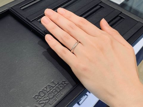 【ROYAL ASSCHER(ロイヤル・アッシャー)の口コミ】 ストレートのデザインで斜めにダイヤが配置されています。ダイヤ自体は大…