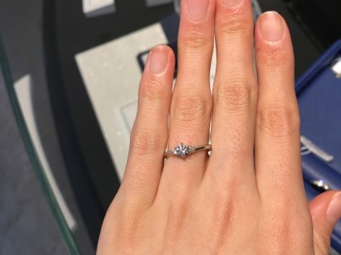 【銀座ダイヤモンドシライシの口コミ】 ウェーブがかったデザインのエンゲージリングとして、選ばせてもらいまし…