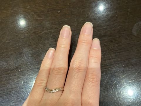【ケイウノ ブライダル(K.UNO BRIDAL)の口コミ】 波うっているデザインにピンクゴールドがスッとひとすじ入っており、シン…