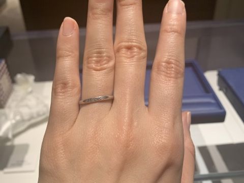 【銀座ダイヤモンドシライシの口コミ】 よくあるデザインではありますが、ダイヤモンドがキラキラとさりげなく輝…