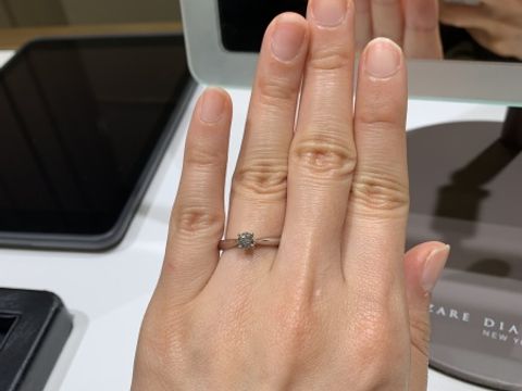 【ラザール ダイヤモンド(LAZARE DIAMOND)の口コミ】 立て爪リングでダイヤモンドが際立ち、七色にギラギラ輝く指輪です。つけ…