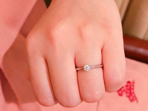 【ROYAL ASSCHER(ロイヤル・アッシャー)の口コミ】 指輪のデザインは、シンプルなものから華やかなものまで幅広くあります。…