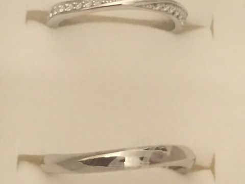 【4℃ BRIDAL(ヨンドシーブライダル)の口コミ】 ４℃アクアニティというウェーブラインがきれいな指輪にしました。
一番の…