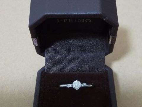 【アイプリモ(I-PRIMO)の口コミ】 華やかで可愛らしい、でも派手過ぎないデザインに惹かれました。左右に2粒…