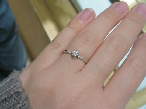 【MAISON JEWELL(メゾンジュエル)の口コミ】 左右にメレダイヤがあり華やかで可愛らしいデザインでした。指輪を横から…