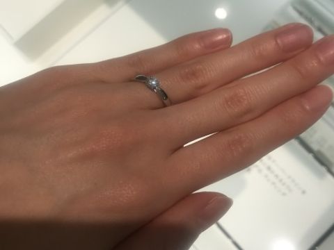 【ティファニー(Tiffany & Co.)の口コミ】 石に向かってリングが細くなっているのが特徴的なリングだと思いました。…