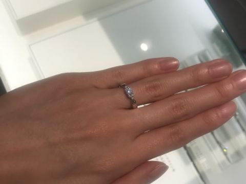 【ティファニー(Tiffany & Co.)の口コミ】 一粒のエンゲージリングより華やかです。可愛らしい印象の指輪だと思いま…