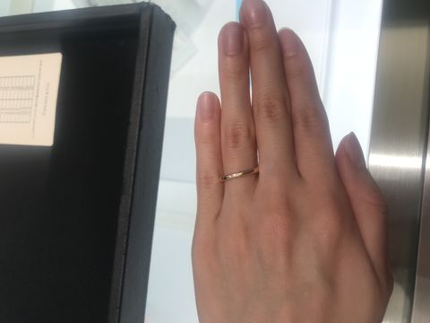 【ティファニー(Tiffany & Co.)の口コミ】 シンプルなリングで、細身ですが、存在感がすごくあります。ピンクゴール…