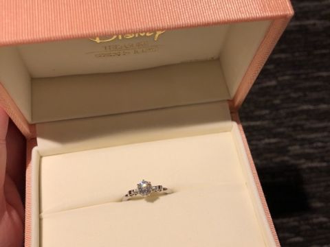 【ケイウノ ブライダル(K.UNO BRIDAL)の口コミ】 ケイウノのディズニーシリーズの中のシンデレラの婚約指輪です。横から見…