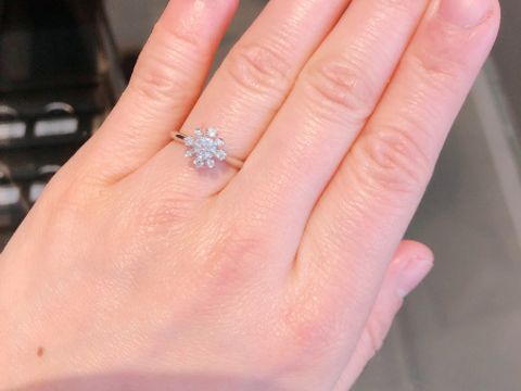 【エクセルコダイヤモンド(EXELCO DIAMOND)の口コミ】 形がとても珍しく、デザインに一目惚れしたからです！この指輪ならずっと…