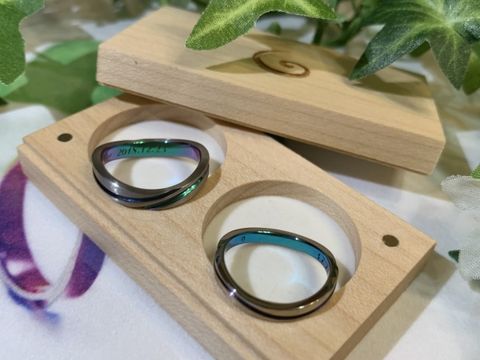 【SORA(ソラ)の口コミ】 他にはないデザイン、数種類のカラーも選べるので私達らしい指輪だと思い…