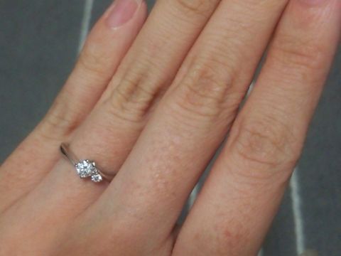 【4℃ BRIDAL(ヨンドシーブライダル)の口コミ】 個人的に大きな一粒のダイヤやエタニティなどでは婚約指輪らしいものの在…
