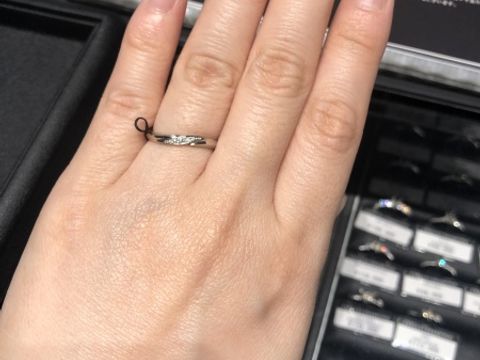 【エクセルコダイヤモンド(EXELCO DIAMOND)の口コミ】 ダイヤモンドが斜めのラインで入ったとっても可愛いデザインでした。
シン…