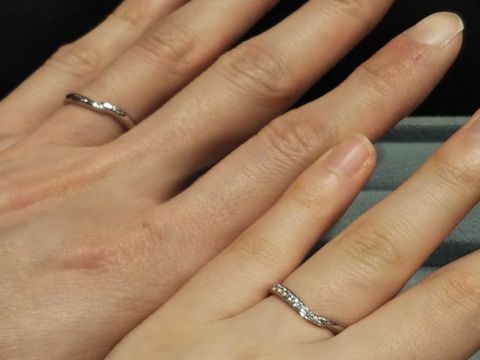 【ケイウノ ブライダル(K.UNO BRIDAL)の口コミ】 つながれた手がモチーフとなったかざりが、丸っこくやさしいワンポイント…