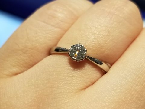 【ヴァンドーム青山(VENDOME AOYAMA)の口コミ】 なん店舗か結婚指輪を見ましたが、お花の形のものは無かったのでとても可…