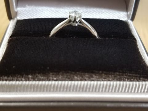 【アイプリモ(I-PRIMO)の口コミ】 横からみても可愛い指輪を探していました。横顔がハートの形の指輪と迷い…