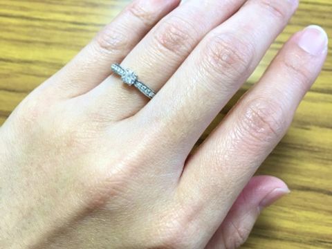 【4℃ BRIDAL(ヨンドシーブライダル)の口コミ】 彼が選んでくれたものですが、大きすぎないダイヤと小さいダイヤが散りば…